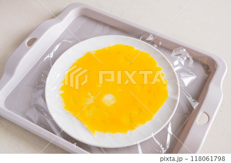 レンチンで薄焼き卵作り 118061798