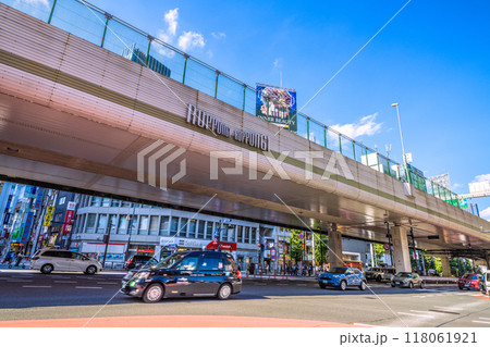 日本の東京都市景観　猛烈な暑さ続く…六本木の交差点などを望む。上は首都高速3号渋谷線＝9月5日 118061921