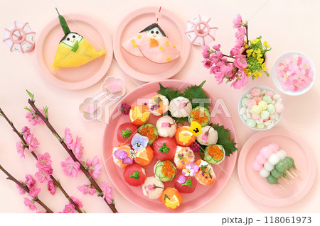 おひなまつりのテーブル エディブルフラワーを添えたお花の手まり寿司 おひなまつりのテーブル エディブルフラワーを添えたお花の手まり寿司 118061973