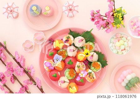 おひなまつりのテーブル　エディブルフラワーを添えたお花の手まり寿司　 118061976