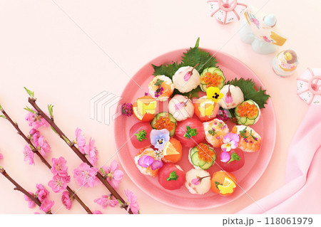 おひなまつり 桃の節句 エディブルフラワーを添えたお花の手まり寿司 おひなまつり 桃の節句 エディブルフラワーを添えたお花の手まり寿司 118061979