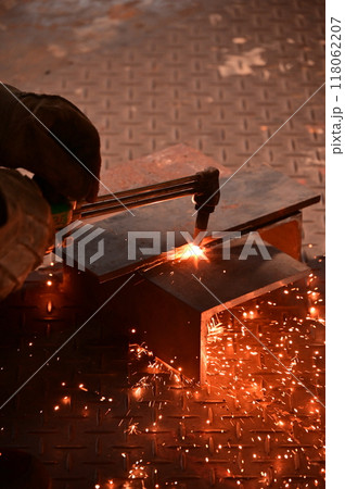 ガス溶断をする人 118062207