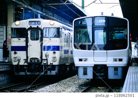 博多駅で並ぶキハ66系気動車と811系電車(JR九州) 博多駅で並ぶキハ66系気動車と811系電車(JR九州) 118062501