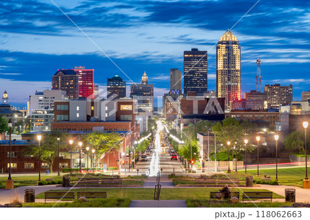Des Moines, Iowa, USA Downtown City Skyline 118062663