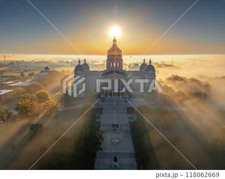 Des Moines, Iowa, USA Capitol building on a Misty Morning Des Moines, Iowa, USA Capitol building on a Misty Morning 118062669