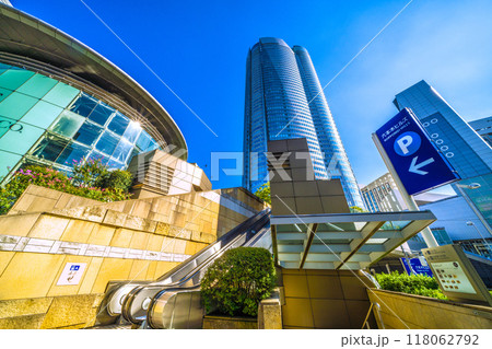 日本の東京都市景観　暑さ続く…六本木ヒルズや日比谷線六本木駅（出入口）などを望む＝9月5日 118062792