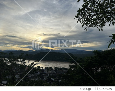 ラオスのルアンパバーンにあるプーシーの丘からの夕日 ラオスのルアンパバーンにあるプーシーの丘からの夕日 118062989