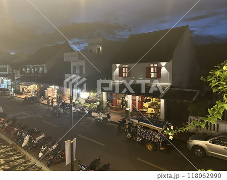 ラオスの秘境ルアンパバーンの夜の街並み ラオスの秘境ルアンパバーンの夜の街並み 118062990