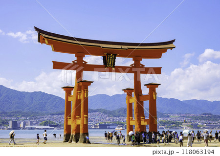 日本三景のひとつである嚴島神社の大鳥居（広島県廿日市市宮島町） 118063194