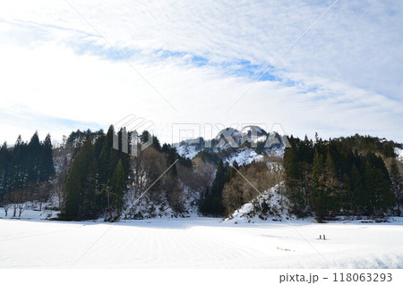 雪景色と山並み（福島県） 118063293