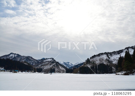雪景色と山並み（福島県） 118063295