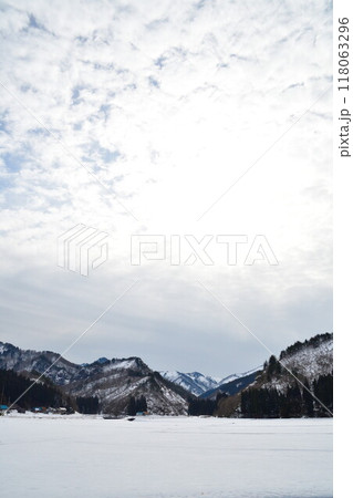 雪景色と山並み（福島県） 118063296