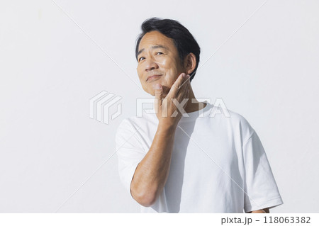 ミドル男性スキンケアイメージ 118063382