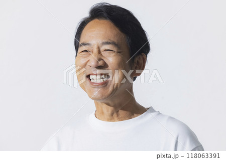 ミドル男性スキンケアイメージ 118063391
