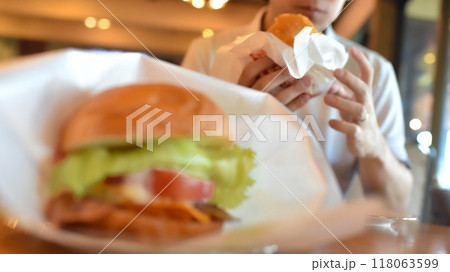 ハンバーガーを食べる男性 ハンバーガーを食べる男性 118063599