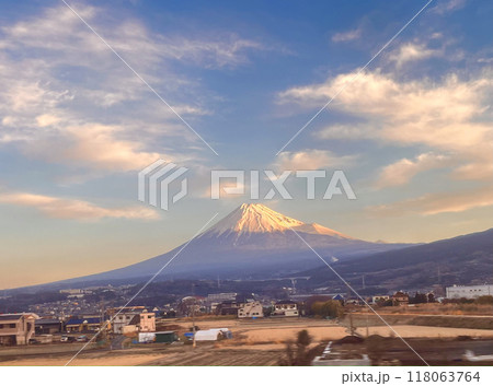 新幹線の車窓からの富士山 118063764