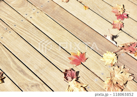 ウッドデッキの落ち葉① 118063852
