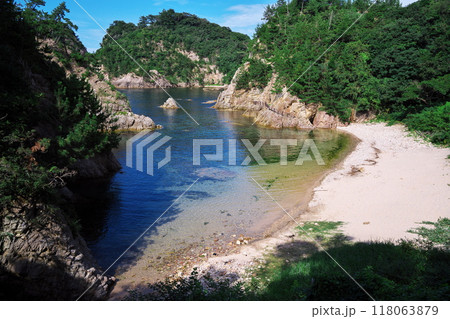 夏の鳥取県浦富海岸の隠れた浜辺の様な小鴨ケ磯 夏の鳥取県浦富海岸の隠れた浜辺の様な小鴨ケ磯 118063879