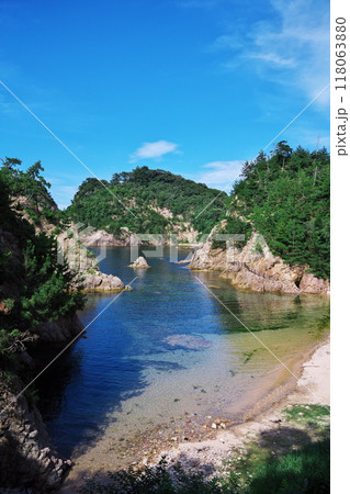 夏の鳥取県浦富海岸の隠れた浜辺の様な小鴨ケ磯 夏の鳥取県浦富海岸の隠れた浜辺の様な小鴨ケ磯 118063880