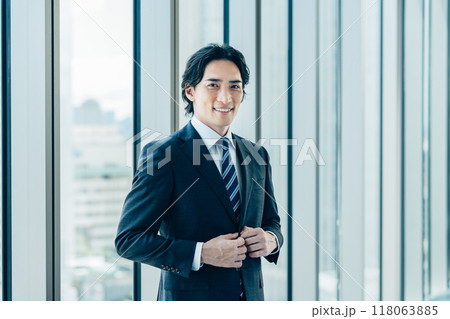 ミドルのビジネスマン　撮影協力：学校法人電波学園　東京電子専門学校 118063885