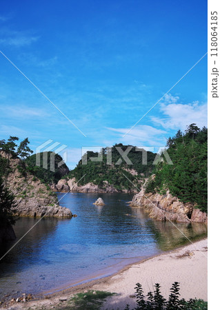 夏の鳥取県浦富海岸の隠れた浜辺の様な小鴨ケ磯 118064185
