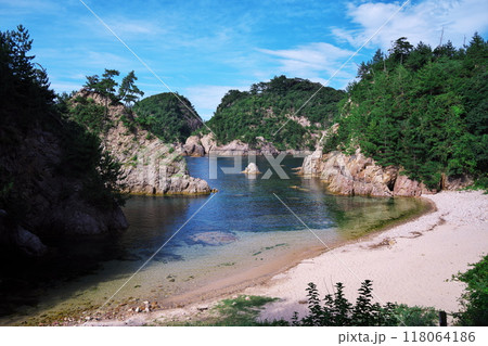 夏の鳥取県浦富海岸の隠れた浜辺の様な小鴨ケ磯 夏の鳥取県浦富海岸の隠れた浜辺の様な小鴨ケ磯 118064186