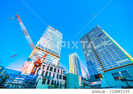 日本の東京都市景観 山手線が西口から…さよなら渋谷駅西口…左のビルが消滅…右も覆いが…航空機も＝5日 118065235