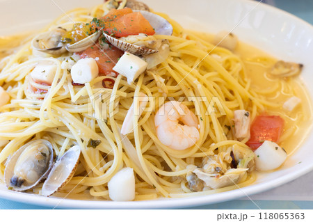 おいしいオリーブオイルベースのシーフードパスタ 118065363