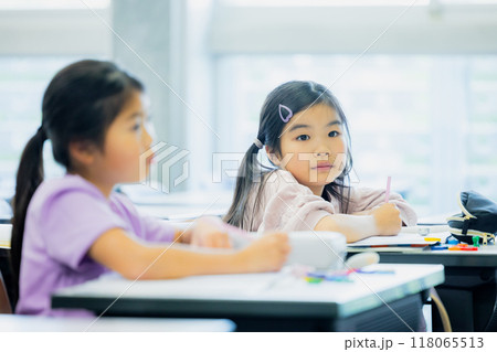 教室で授業を受ける小学生 118065513