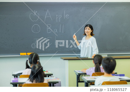教室で授業を受ける小学生 118065527