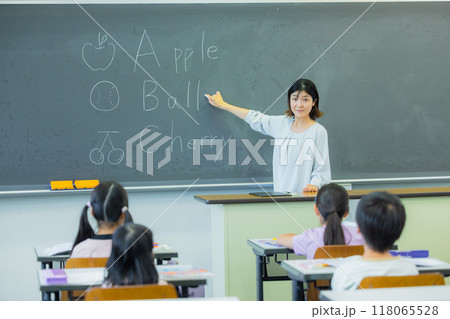 教室で授業を受ける小学生 教室で授業を受ける小学生 118065528