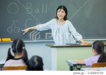 教室で授業を受ける小学生 118065530
