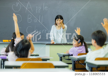 教室で授業を受ける小学生 教室で授業を受ける小学生 118065533