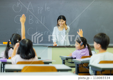 教室で授業を受ける小学生 教室で授業を受ける小学生 118065534