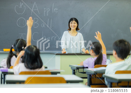 教室で授業を受ける小学生 教室で授業を受ける小学生 118065535