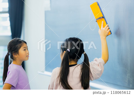 黒板消しを持つ小学生 黒板消しを持つ小学生 118065612