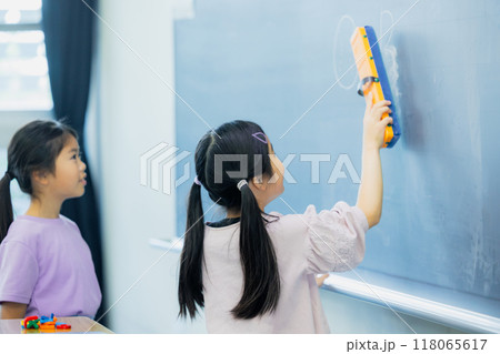黒板消しを持つ小学生 118065617