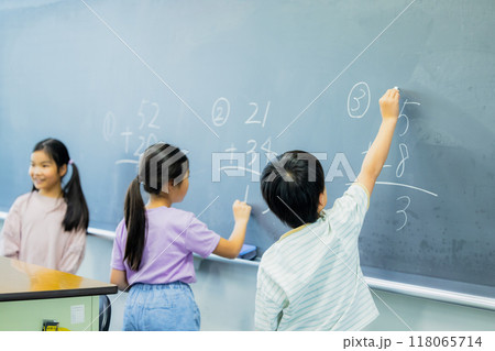 教室で授業を受ける小学生 教室で授業を受ける小学生 118065714