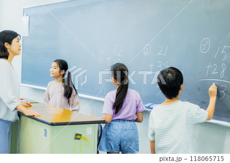 教室で授業を受ける小学生　 118065715