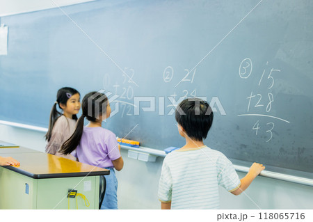 教室で授業を受ける小学生 教室で授業を受ける小学生 118065716