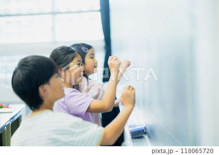 教室で授業を受ける小学生　 118065720