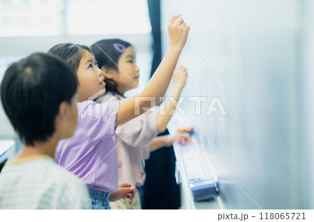 教室で授業を受ける小学生 教室で授業を受ける小学生 118065721