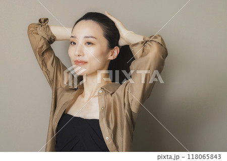 茶色のブラウスの女性　 118065843