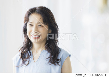 窓辺のミドル女性 118065891
