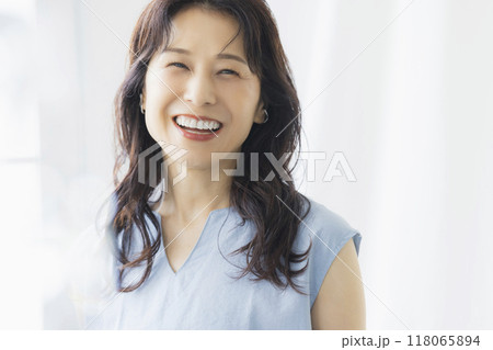 窓辺のミドル女性 118065894