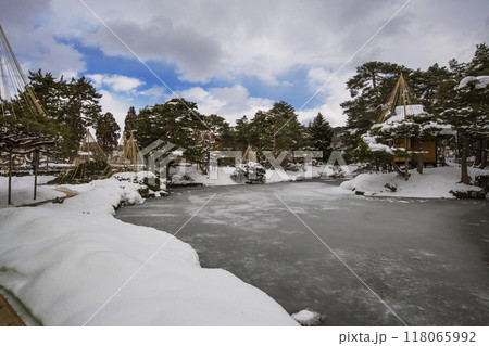 雪の御薬園の風景　会津松平氏庭園の雪景色　会津若松観光名所　福島県観光スポット　重要文化財 118065992