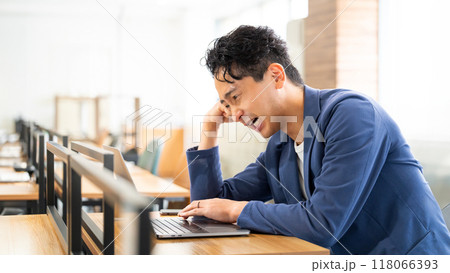 パソコンの画面を見て悩む男性ビジネスマン 118066393