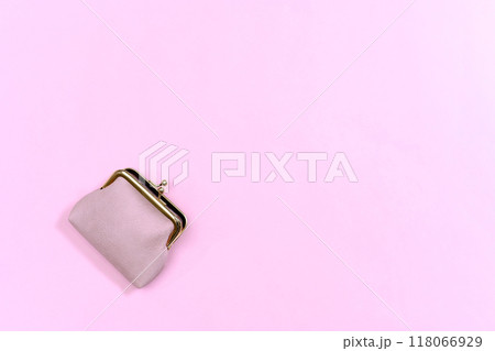 ピンク色の革の財布　ネットショッピング　背景素材　バックグラウンド　 118066929