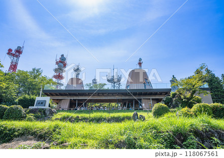 駐車場から見た粟ヶ岳にある茶草場テラスの風景(静岡県) 駐車場から見た粟ヶ岳にある茶草場テラスの風景(静岡県) 118067561