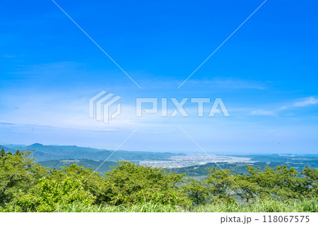 粟ヶ岳にある茶草場テラスから見た風景(静岡県) 118067575
